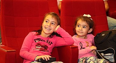 Çocuklar tiyatro oyunuyla eğlendi