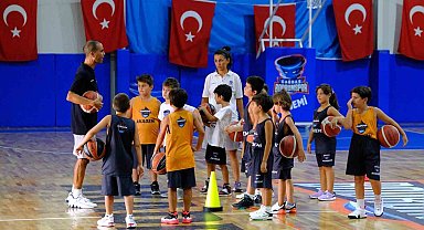 Çocuklara basketbol aşkını aşılıyorlar
