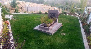 Çok sevdiği eşine türbe gibi bir mezar yaptırdı