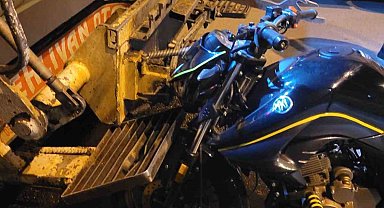 Çöp kamyonuna arkadan çarpan motosiklet sürücüsü kazayı yara almadan atlattı