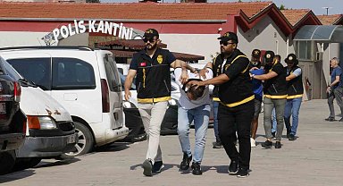 Çukurova Belediye Başkanı'nın kızının güzellik salonuna kurşun yağdıran 3 şüpheli tutuklandı