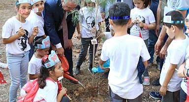Cumhuriyet için fidanlar dikildi, 100 parçadan oluşan örgü Türk bayrağı hazırlandı