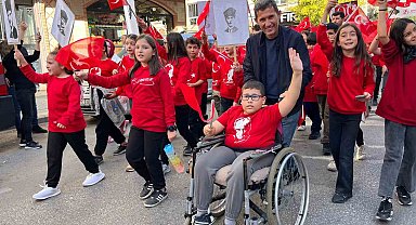 Cumhuriyet kortejine minik öğrenci tekerlekli sandalyesi ile katıldı