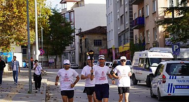 Cumhuriyet meşalesini Çankaya'ya taşıyan sporcular Bilecik'ten geçti