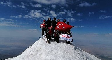 Cumhuriyet'in 100. yılı Ağrı Dağı zirvesinde kutlandı