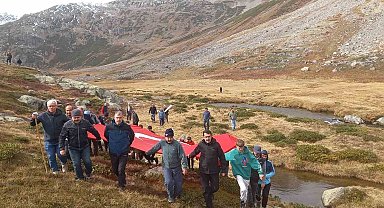Cumhuriyet'in 100. yılında 2 bin 500 rakımdaki şelaleye yürüyüş düzenlendi