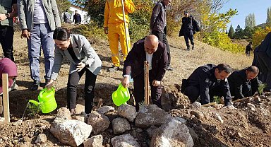 Cumhuriyet'in 100'üncü yılında 100 fidan toprakla buluştu