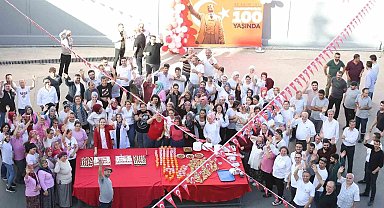 Cumhuriyetin 100. yaşını çalışanlarıyla birlikte kutladı