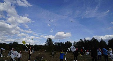 Cumhuriyetin 100. yılında çocuklar, uçurtma uçurarak şenlikte buluştu