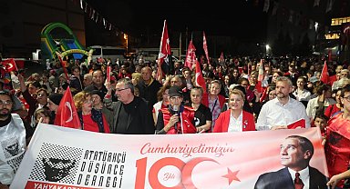 Cumhuriyetin 100. yılında İzmit sokaklarında coşkulu kutlama