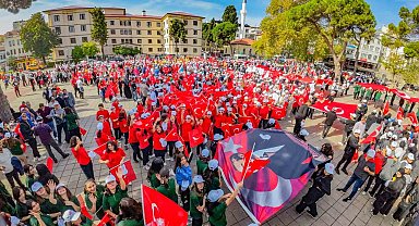 Cumhuriyetin 100'üncü yılı kutlamalarına özel bin 923 öğrenciyle kortej yürüyüşü