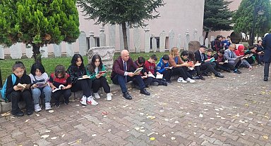Cumhuriyetin 100'üncü yılında müze bahçesinde hem kitap okudular hem de tarihi dinlediler