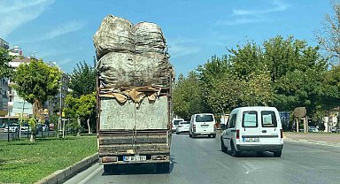 Çuval yüklü kamyonetin tehlikeli yolculuğu kamerada