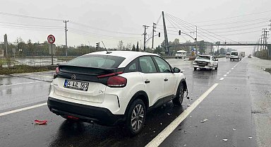 D-100'de yağış kazayı beraberinde getirdi: 2 yaralı