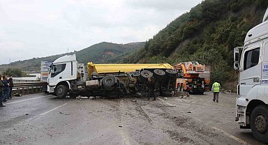 D-650'de zincirleme kaza: Her iki istikamette trafik kapandı