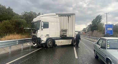 D100'de makaslayan tır ulaşımı aksattı