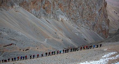 Dağcılar cumhuriyetin 100. yılını Aladağlar zirvesinde kutladı