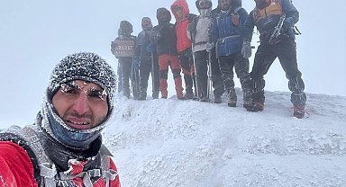 Dağcılar dondurucu soğukta Ağrı Dağı'na tırmandı