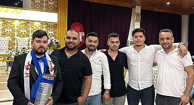 Damadın arkadaşları düğünde altın yerine "Katalizör" taktı