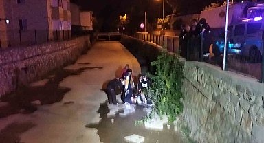 Dengesini kaybederek dereye düşen adamı ekipler kurtardı