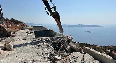 Deniz manzaralı kaçak yapılar yıkıldı