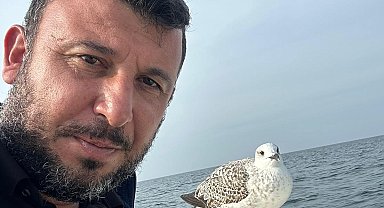 Denize açıldıkları 'martı' ile tuttukları balıkları paylaştılar