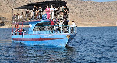 Denizi olmayan kentte tekne turu keyfi