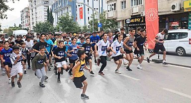 Denizli'de gençler Cumhuriyet aşkına koştu