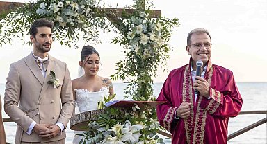 Denizlili ünlü sanatçı, Mersin'de dünya evine girdi