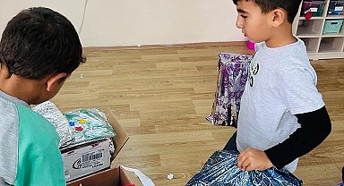 Deprem bölgesindeki arkadaşlarına hediyeler gönderdiler