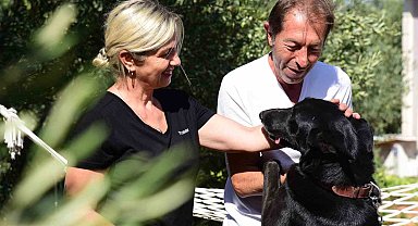 Depremde kaybettikleri köpeklerinin tesellisini 'Gece'de buldular