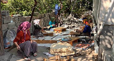 Depremzede kadınlar imece usulü ekmek yapma geleneğini sürdürüyor