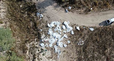 Dere kenarına atılan çok sayıda gelinlik, görenleri hayrete düşürdü