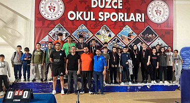 Dereceye girmek için raket salladılar