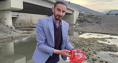 Dereye düşen Türk bayrağını çamur içinden aldı