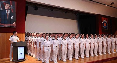 DEÜ'lü genç denizciler yeminlerini etti