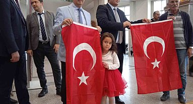 Devlet Hastanesinde Cumhuriyetin 100'ncü yılına özel Türk bayrağı dağıtıldı