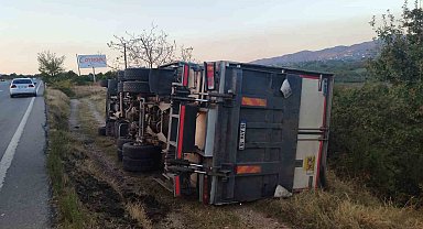 Devrilen kamyon şarampole yuvarlanmaktan son anda kurtuldu