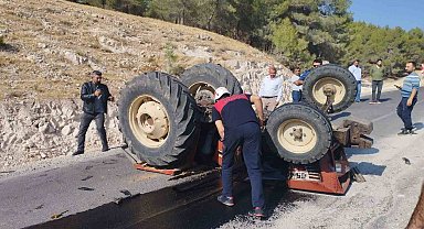 Devrilen traktörün sürücüsü hayatını kaybetti
