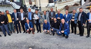 Din görevlilerinden cami inşaatı çalışanlarına tatlı ikramı