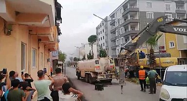 Dinamitle patlatılan bina vatandaşların meraklı bakışları arasında yerle bir oldu