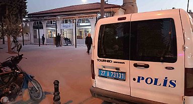 Dini değerlere hakaret eden şahıs, kendisini uyaran imamı bıçakladı