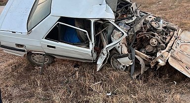 Direğe çarparak hurdaya dönen otomobilden sağ çıktı