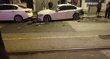 Direksiyon hakimiyetini kaybeden sürücü park halindeki araçlara çarptı