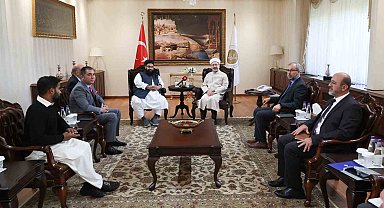 Diyanet İşleri Başkanı Erbaş, Pakistan Ulema Meclisi Başkanı Eşrefi'yi kabul etti