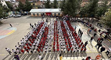 Diyarbakır'da 600 öğrenci Cumhuriyeti koreografi ile kutladı