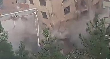 Diyarbakır'da ağır hasarlı bina yıkım esnasında çöktü