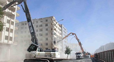 Diyarbakır'da ağır hasarlı binalar bir bir yıkılıyor