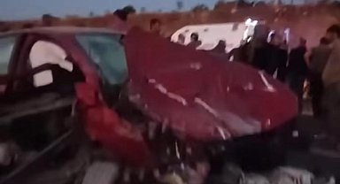 Diyarbakır'da hafif ticari araç otomobille çarpıştı: 6 yaralı