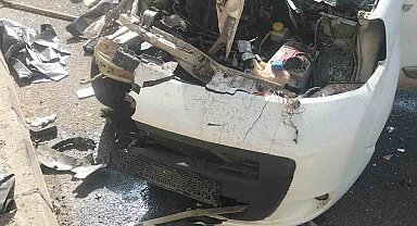 Diyarbakır'da hafif ticari araç park halindeki kamyonete çarptı: 2 yaralı